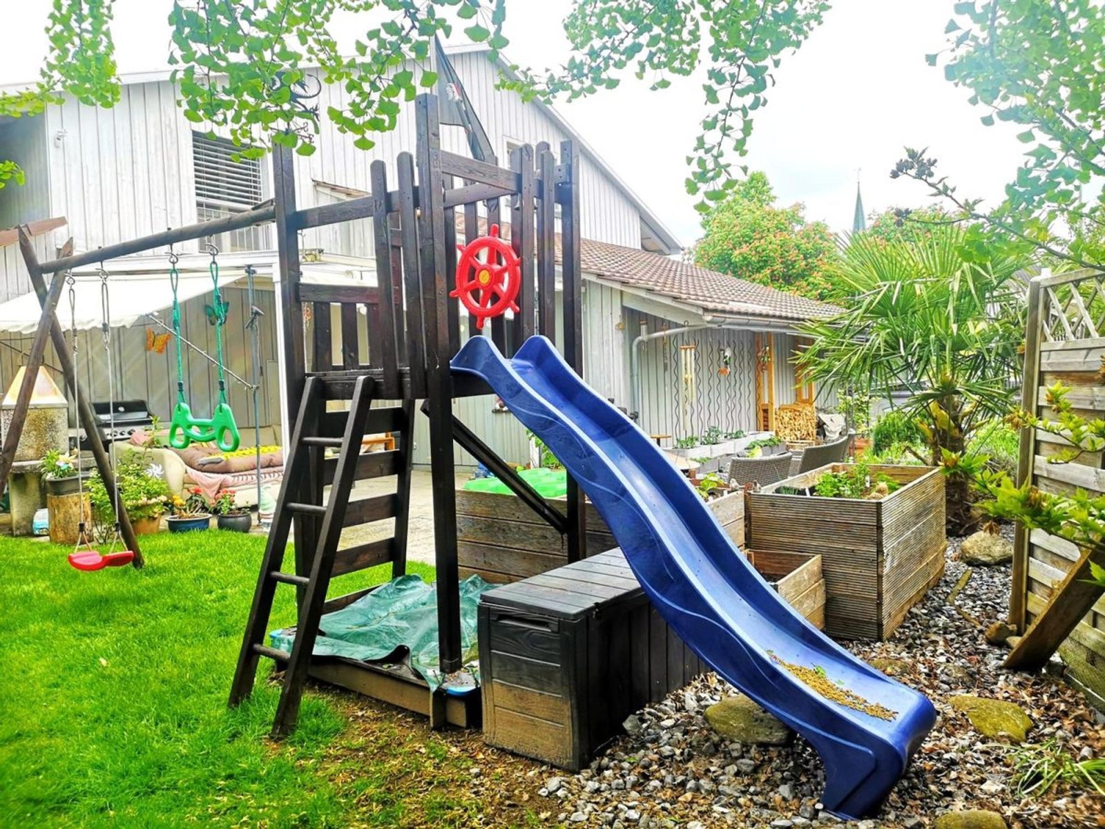 6,5 Zimmer-Haus mit Gewerberaum (94m2)