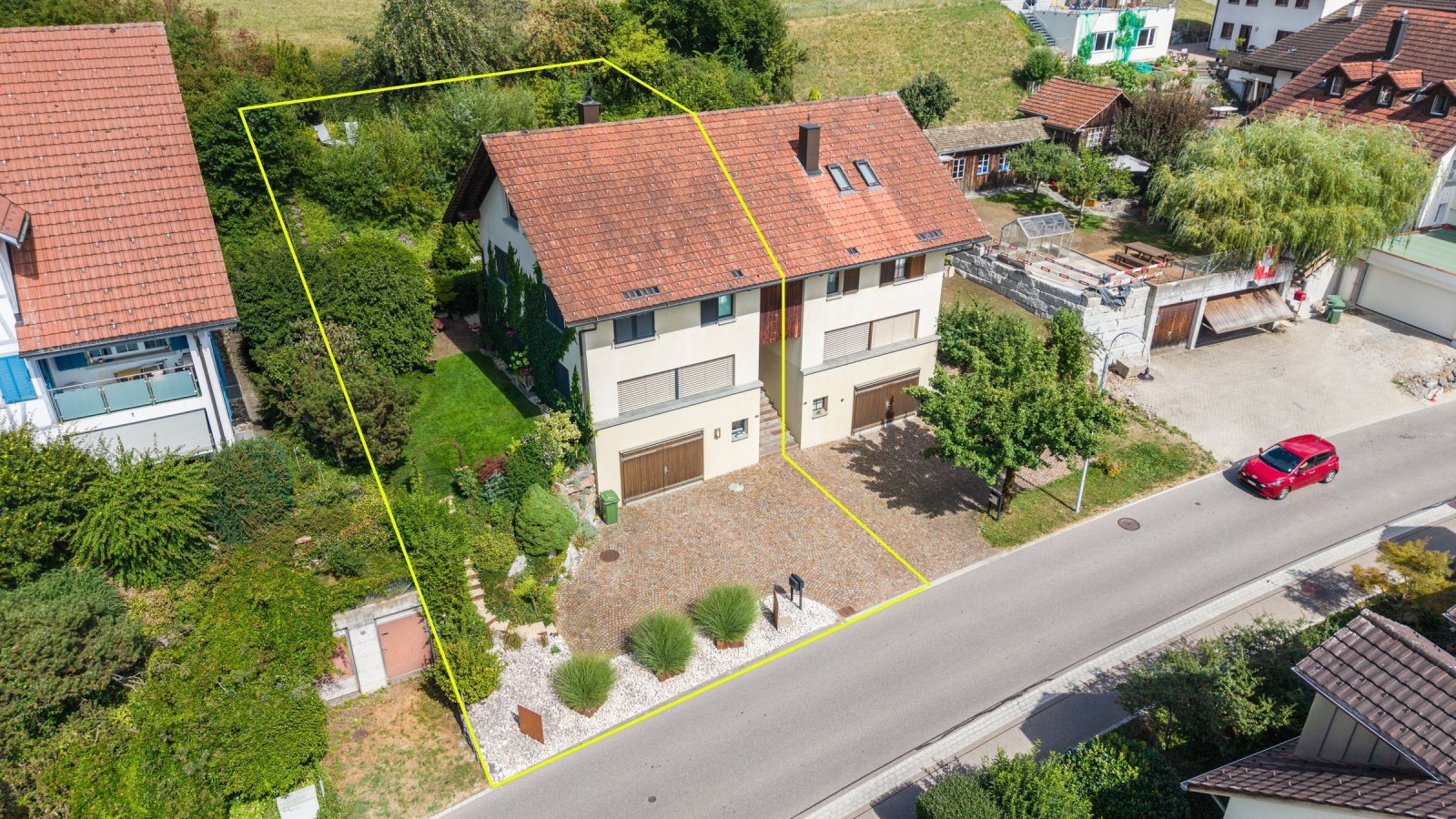 Ruhig gelegenes 4.5 Zimmer Doppeleinfamilienhaus mit Ausbaupotenzial!
