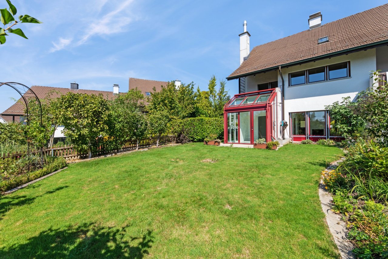 Rückseite Haus mit Wintergarten, Garten