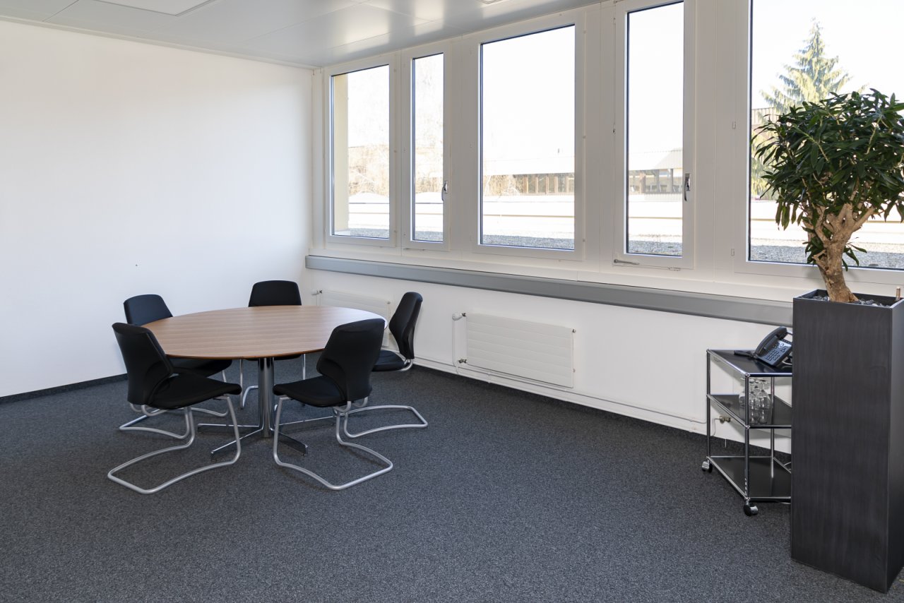 Lichtdurchfluteter Konferenzraum mit moderner Ausstattung und Panoramafenstern