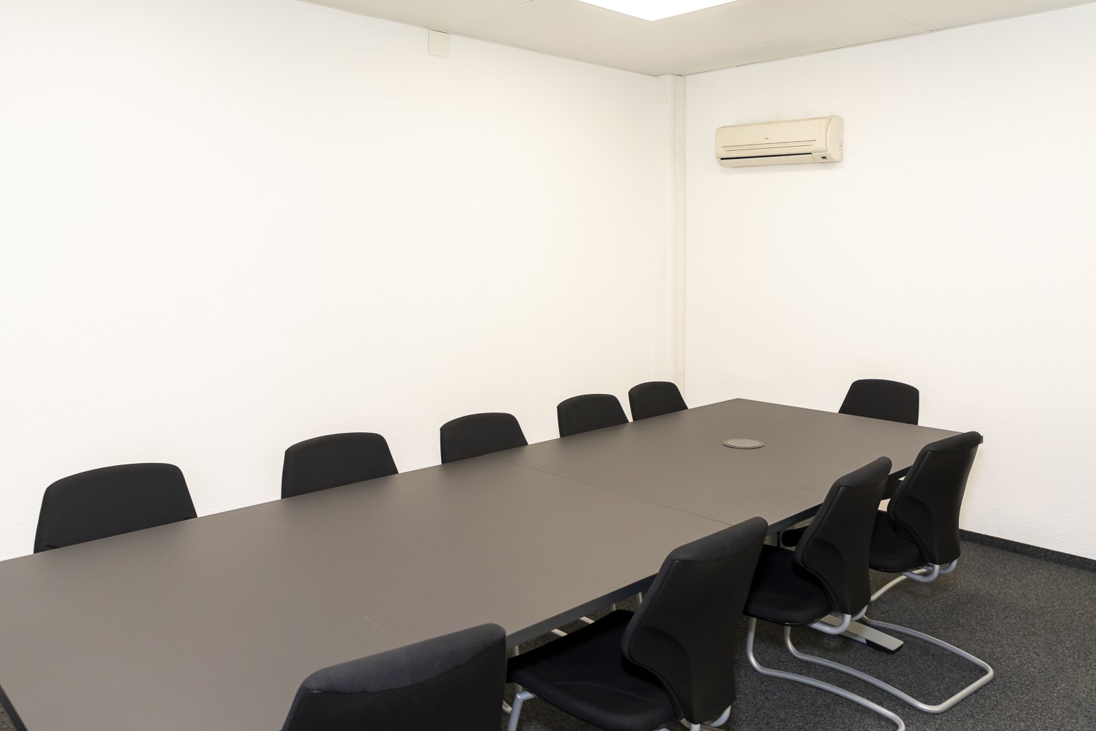 Klimatisierter Konferenzraum mit flexibler Bestuhlung - Ideale Kommunikationsfläche für effiziente Meetings