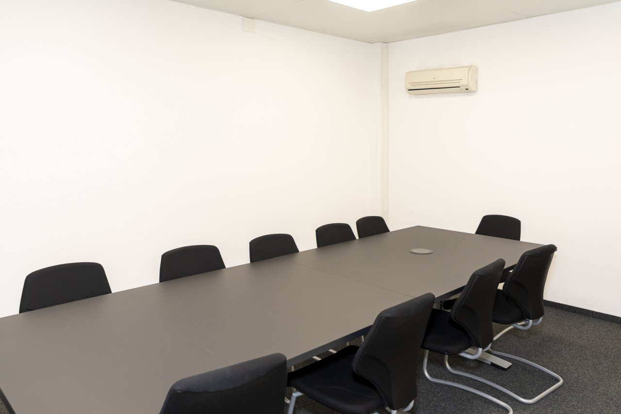 Klimatisierter Konferenzraum mit flexibler Bestuhlung - Ideale Kommunikationsfläche für effiziente Meetings