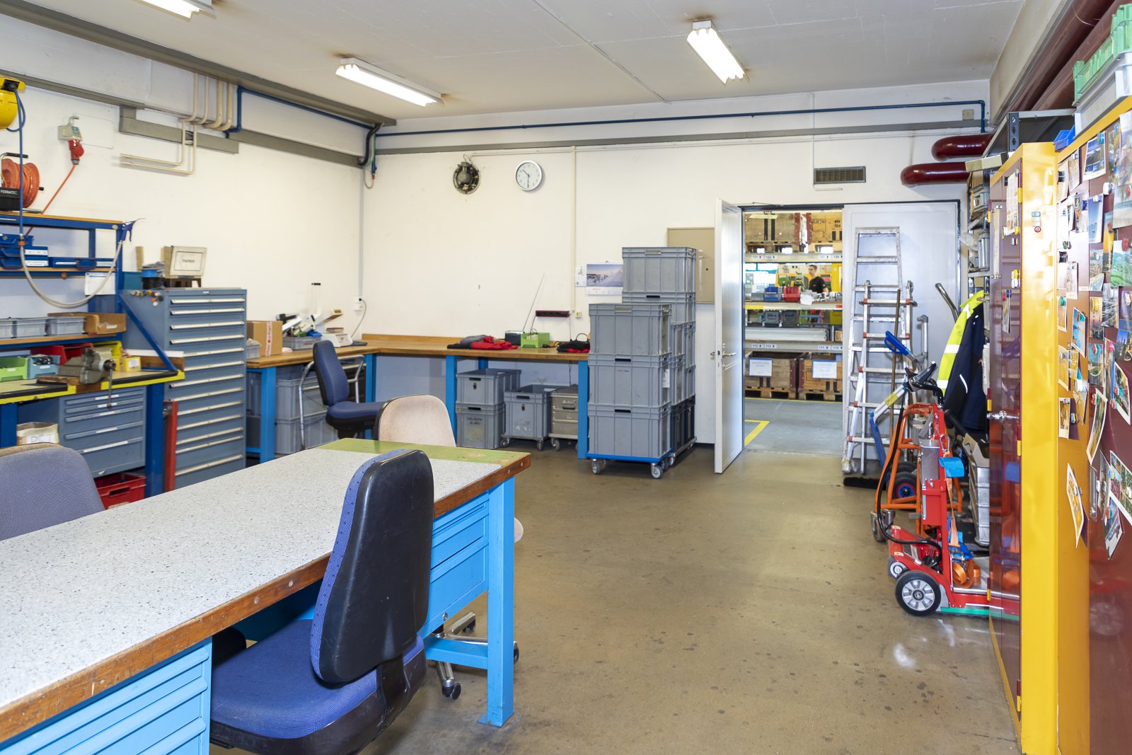 Professionelle Werkstatt mit optimaler Arbeitsplatzgestaltung und durchdachter Materiallogistik