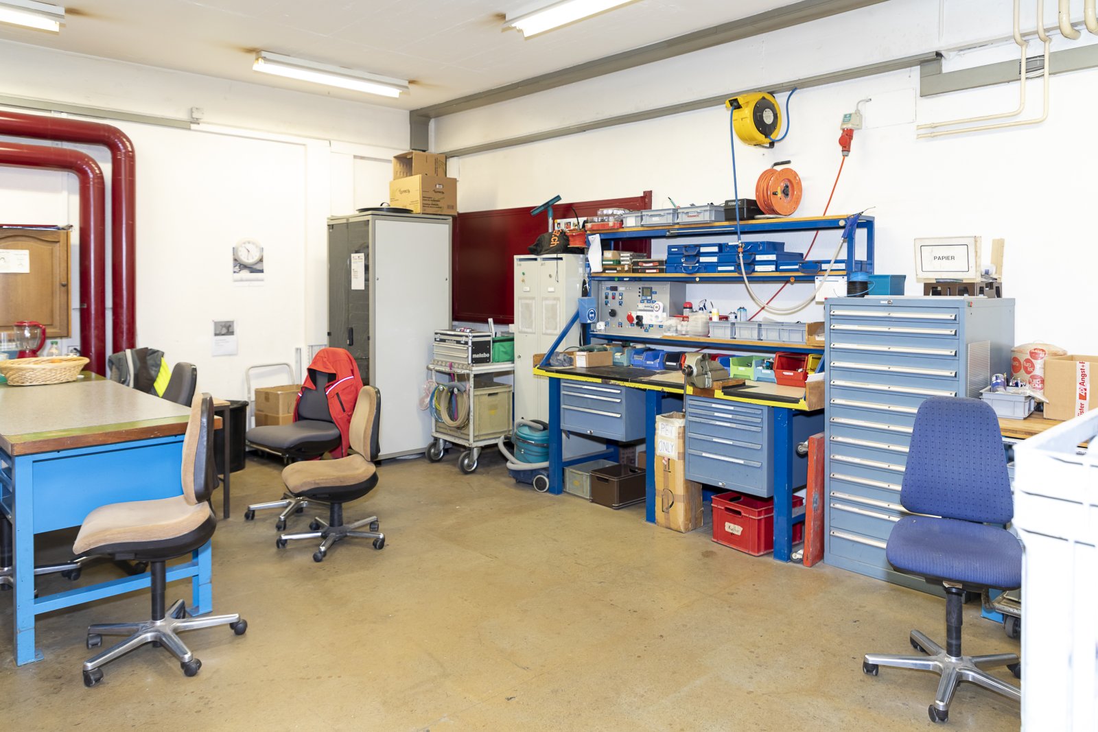 Professionelle Werkstatt mit intelligenter Arbeitsplatzgestaltung - Effizienz auf höchstem Niveau!