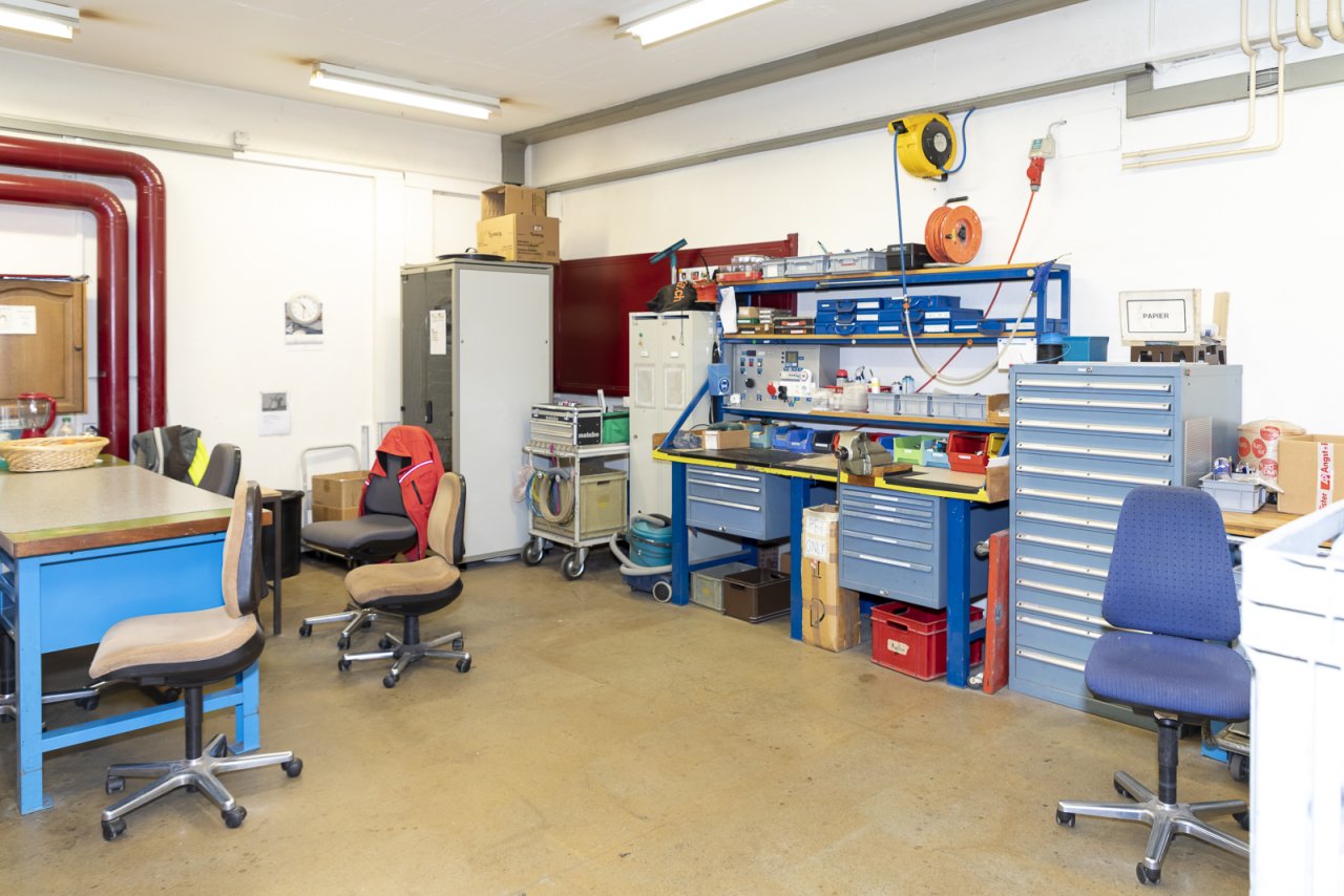 Professionelle Werkstatt mit intelligenter Arbeitsplatzgestaltung - Effizienz auf höchstem Niveau!