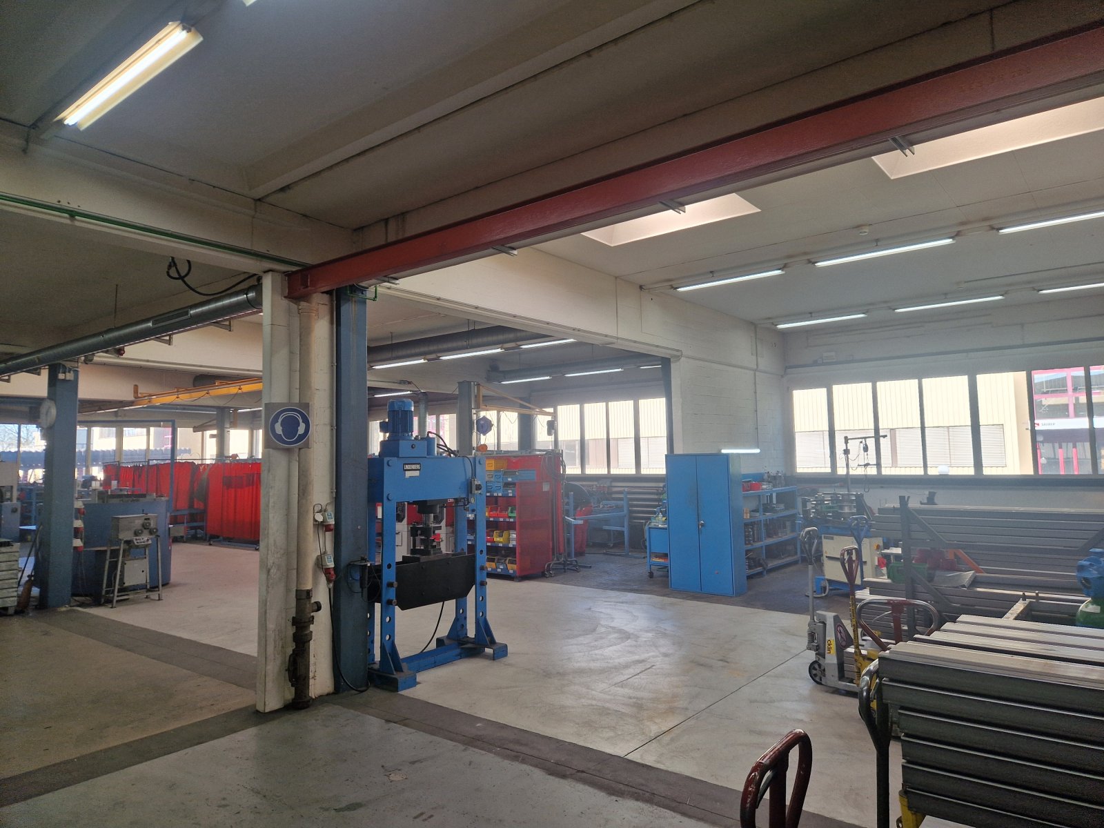 Hochmoderne Produktionshalle mit optimaler Tageslichtnutzung und flexiblen Arbeitsplätzen