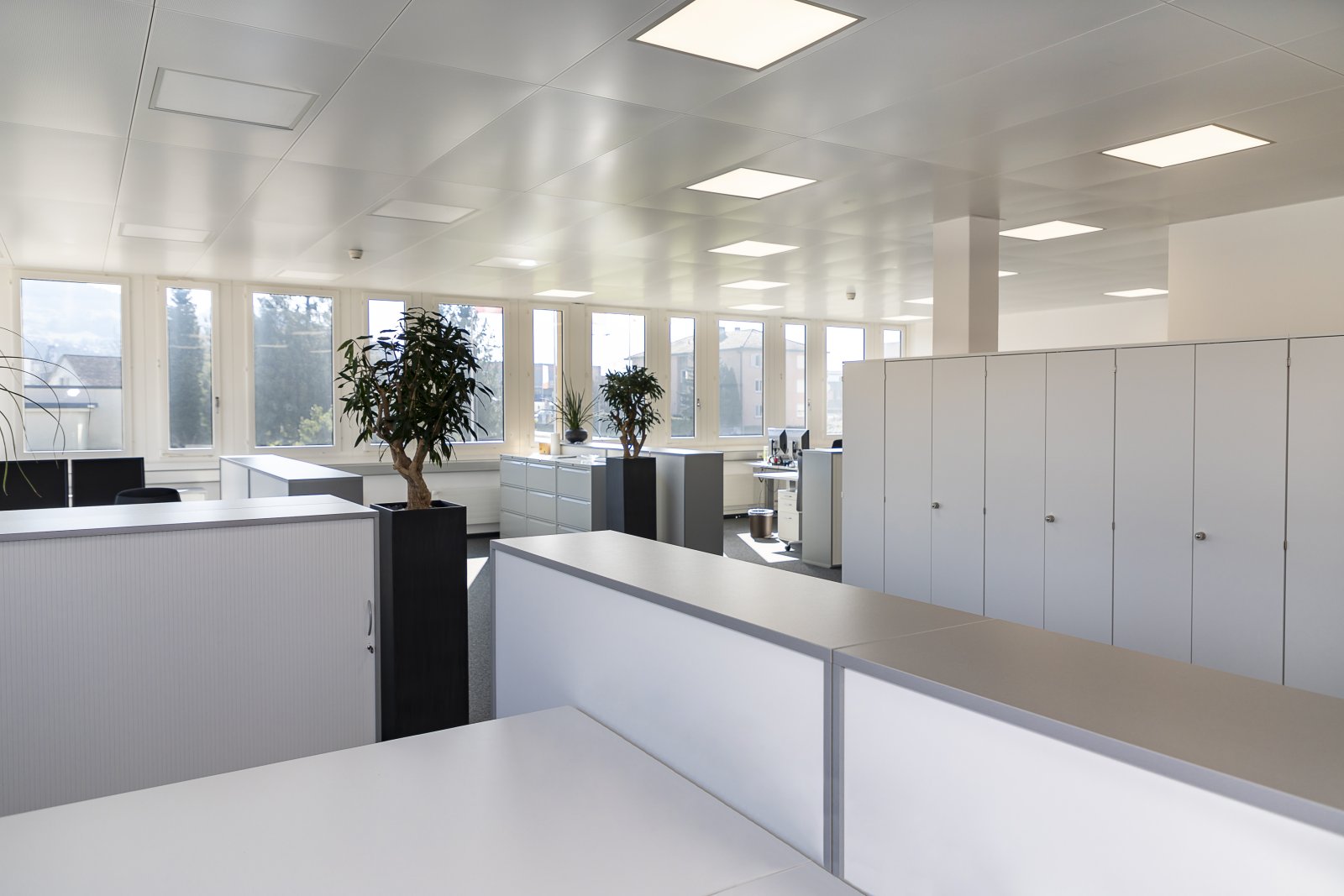 Lichtdurchflutetes Großraumbüro mit modernster Infrastruktur und flexiblen Arbeitsplätzen