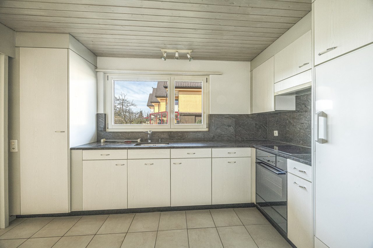 Funktionale Küche mit Arbeitsplatte in Naturstein und praktischer L-Form