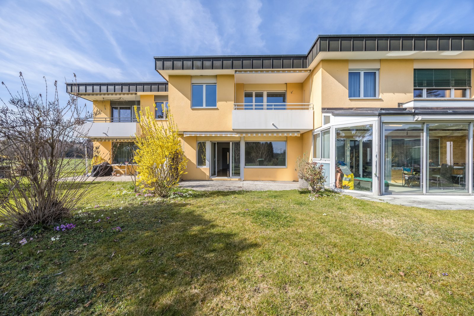 Hinwil: Charmantes Mittelhaus, ruhig gelegen mit traumhafter Aussicht! 