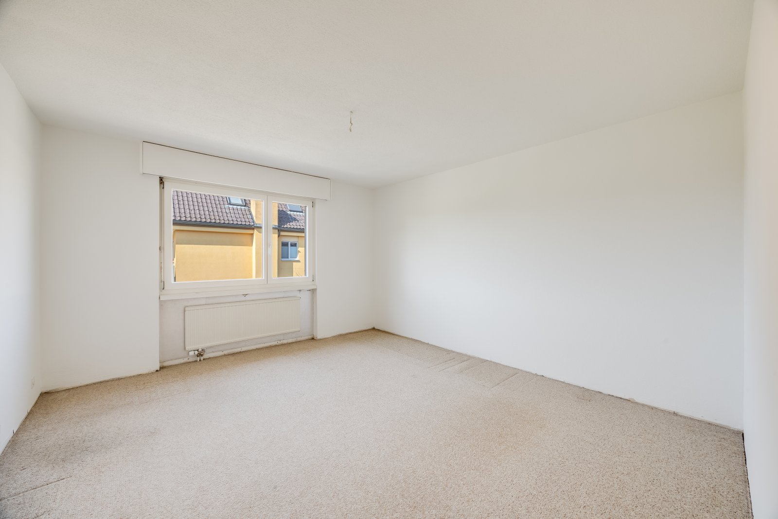 Helles Zimmer mit Fensterfront 